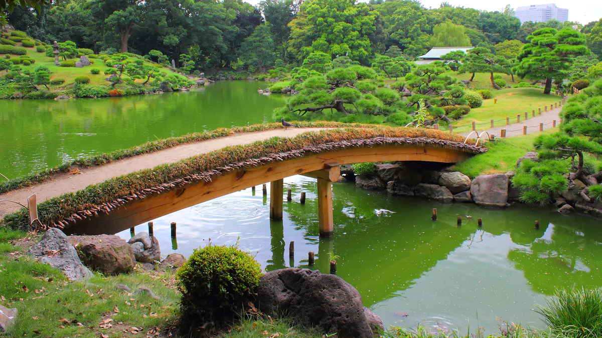 기요스미정원(清澄庭園)의 연못과 다리